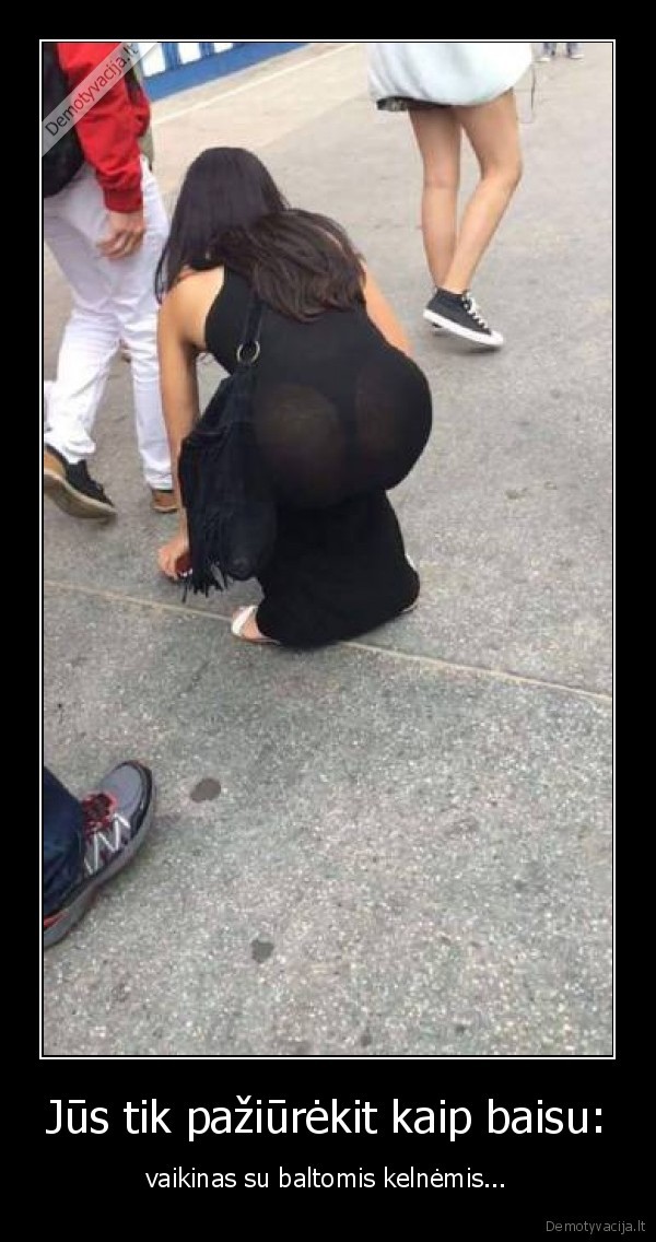 Jūs tik pažiūrėkit kaip baisu: - vaikinas su baltomis kelnėmis.... 