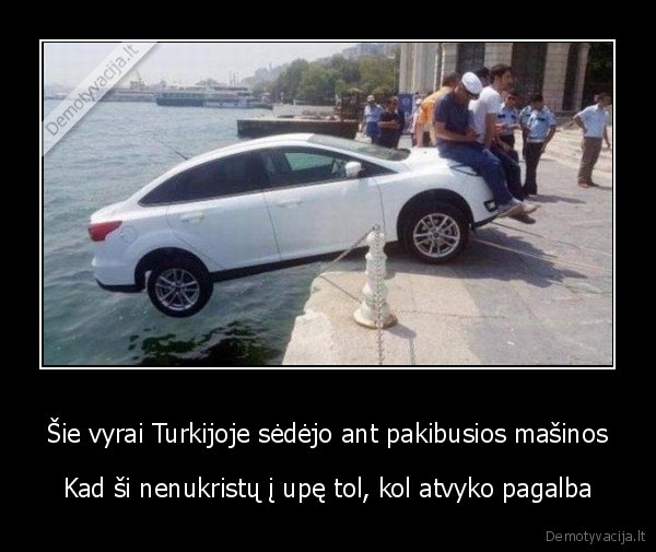 Šie vyrai Turkijoje sėdėjo ant pakibusios mašinos - Kad ši nenukristų į upę tol, kol atvyko pagalba. 