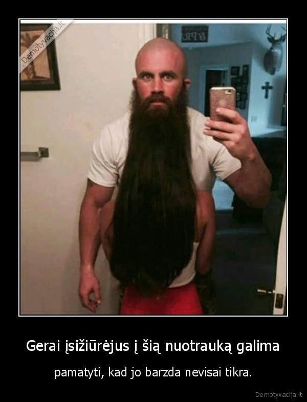 Gerai įsižiūrėjus į šią nuotrauką galima - pamatyti, kad jo barzda nevisai tikra.. 