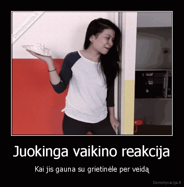 Juokinga vaikino reakcija - Kai jis gauna su grietinėle per veidą. 