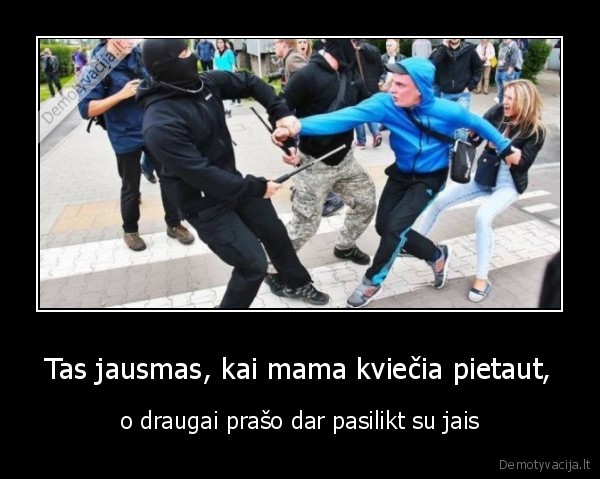 Tas jausmas, kai mama kviečia pietaut, - o draugai prašo dar pasilikt su jais. 