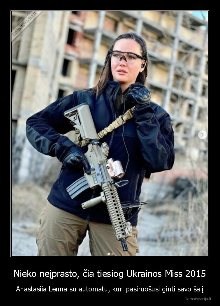 Nieko neįprasto, čia tiesiog Ukrainos Miss 2015 - Anastasiia Lenna su automatu, kuri pasiruošusi ginti savo šalį. 