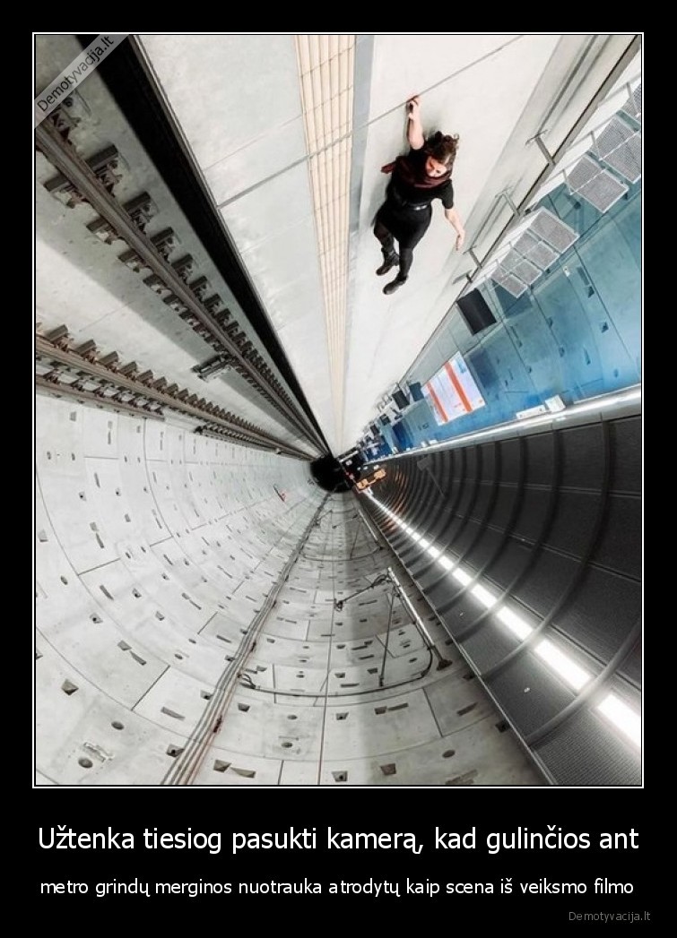 Užtenka tiesiog pasukti kamerą, kad gulinčios ant - metro grindų merginos nuotrauka atrodytų kaip scena iš veiksmo filmo. 