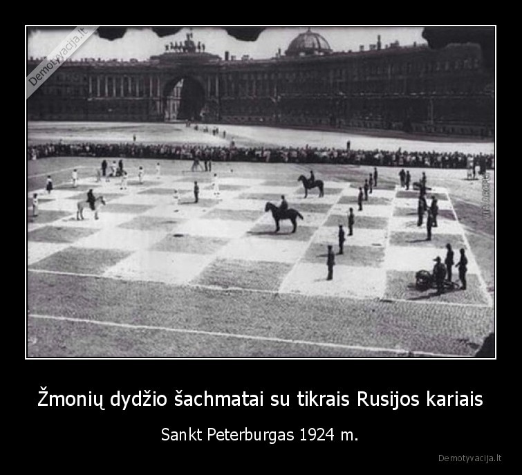 Žmonių dydžio šachmatai su tikrais Rusijos kariais - Sankt Peterburgas 1924 m.. 