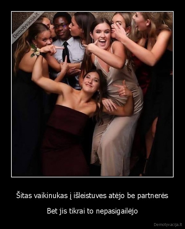 Šitas vaikinukas į išleistuves atėjo be partnerės - Bet jis tikrai to nepasigailėjo. 