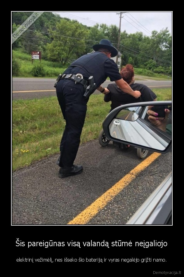 Šis pareigūnas visą valandą stūmė neįgaliojo - elektrinį vežimėlį, nes išseko šio bateriją ir vyras negalėjo grįžti namo.. 
