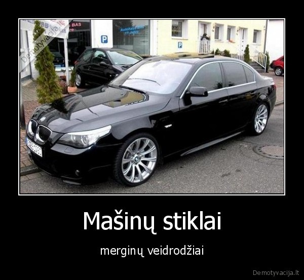 Mašinų stiklai - merginų veidrodžiai. 