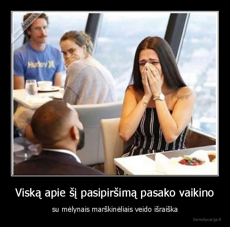 Viską apie šį pasipiršimą pasako vaikino - su mėlynais marškinėliais veido išraiška. 