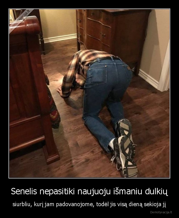 Senelis nepasitiki naujuoju išmaniu dulkių - siurbliu, kurį jam padovanojome, todėl jis visą dieną sekioja jį. 