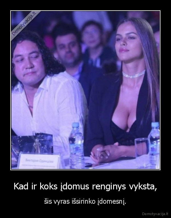 Kad ir koks įdomus renginys vyksta, - šis vyras išsirinko įdomesnį.. 