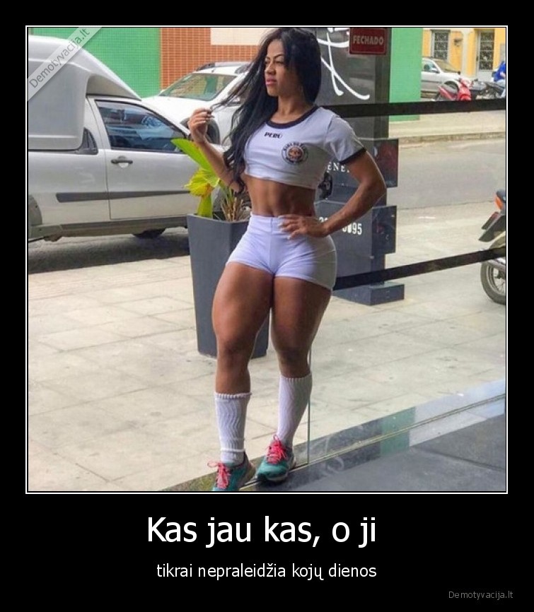 Kas jau kas, o ji  - tikrai nepraleidžia kojų dienos. 