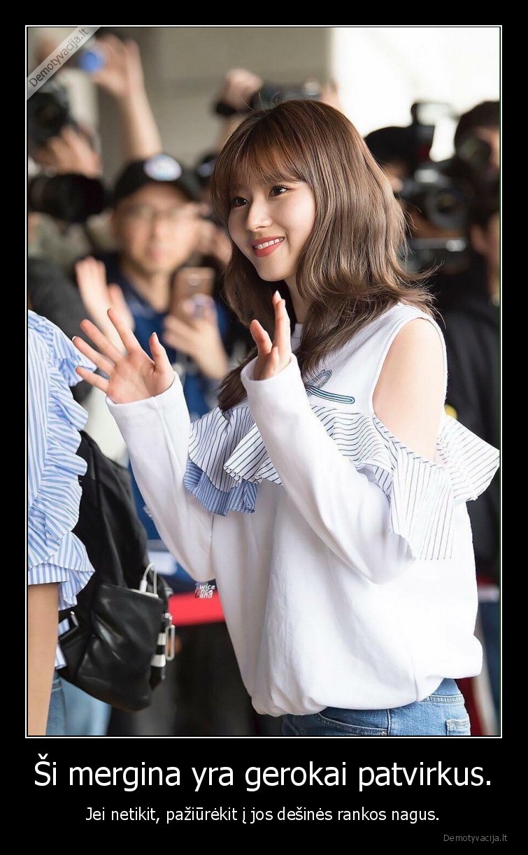 Ši mergina yra gerokai patvirkus. - Jei netikit, pažiūrėkit į jos dešinės rankos nagus.. 