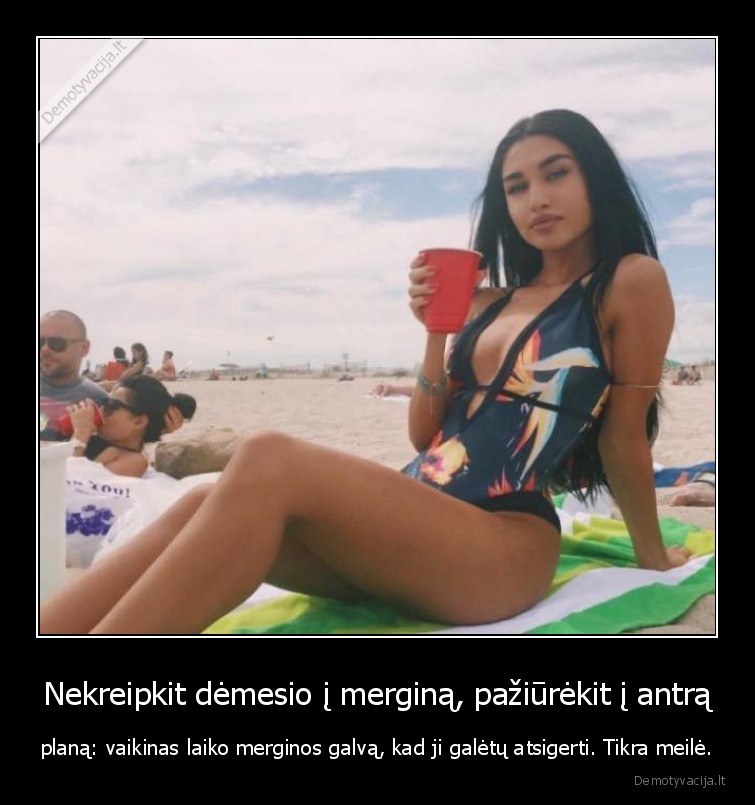 Nekreipkit dėmesio į merginą, pažiūrėkit į antrą - planą: vaikinas laiko merginos galvą, kad ji galėtų atsigerti. Tikra meilė.. 