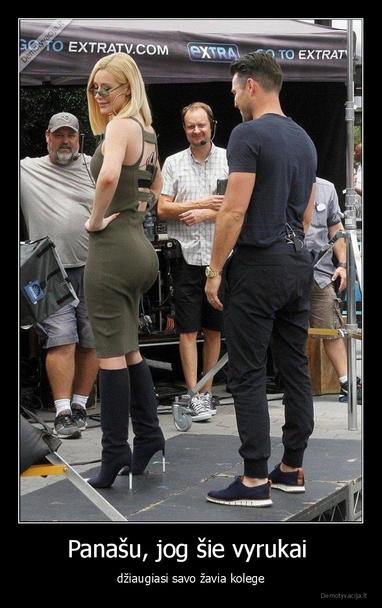 Panašu, jog šie vyrukai  - džiaugiasi savo žavia kolege. 