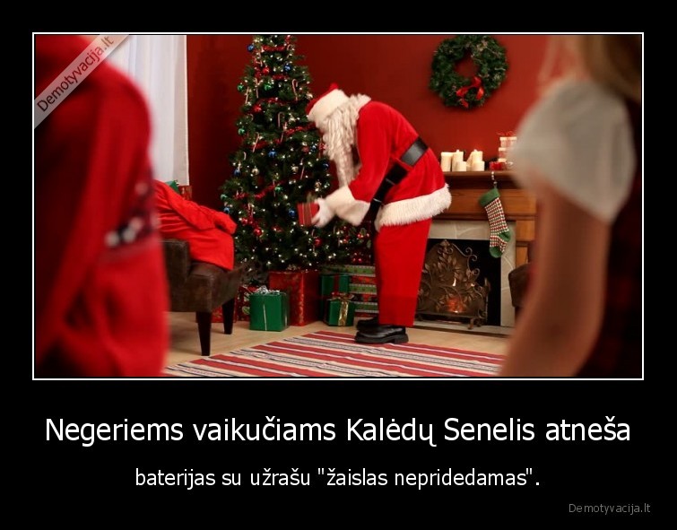 Negeriems vaikučiams Kalėdų Senelis atneša - baterijas su užrašu 
