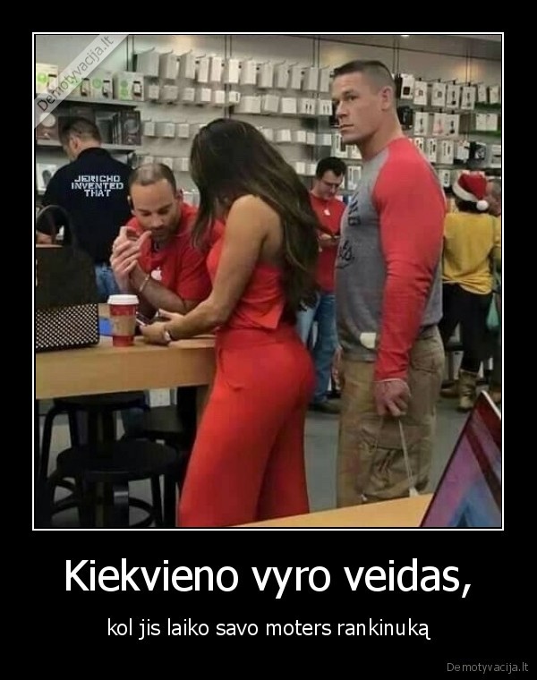 Kiekvieno vyro veidas, - kol jis laiko savo moters rankinuką. 