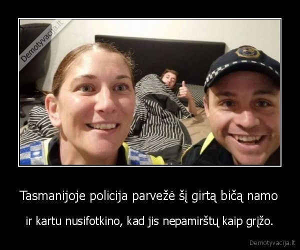 Tasmanijoje policija parvežė šį girtą bičą namo - ir kartu nusifotkino, kad jis nepamirštų kaip grįžo.. 
