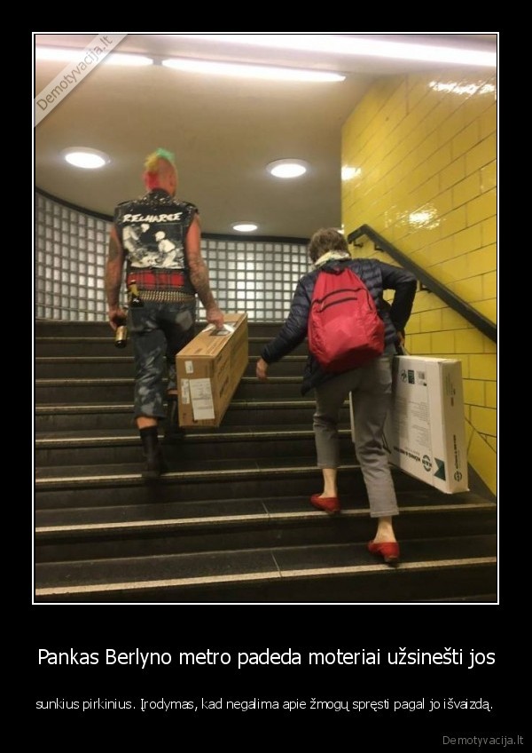 Pankas Berlyno metro padeda moteriai užsinešti jos - sunkius pirkinius. Įrodymas, kad negalima apie žmogų spręsti pagal jo išvaizdą.. 