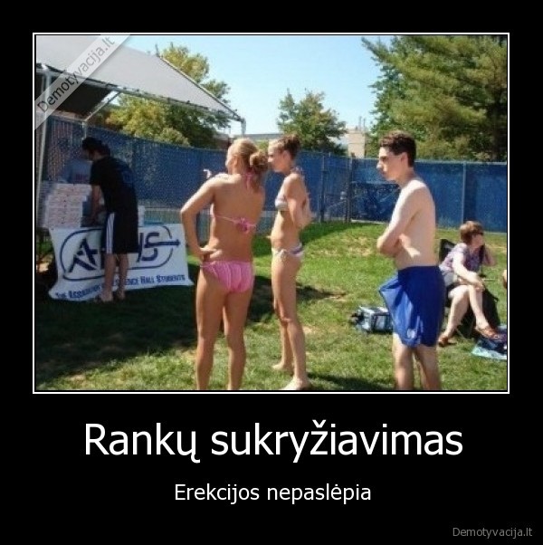 Rankų sukryžiavimas - Erekcijos nepaslėpia. 